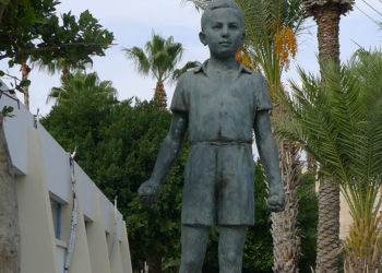 O ανδριάντας του Δημητράκη Δημητριάδη στο προαύλιο του Δημοτικού Σχολείου Καλογερά στη Λάρνακα (φωτ.: Δήμος Λάρνακας /  Βάγια Καραΐσκου)