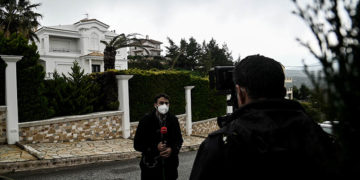 Τηλεοπτικό συνεργείο έξω από το σπίτι του επιχειρηματία, στο Ντράφι Πικερμίου (φωτ.: EUROKINISSI / Μιχάλης Καραγιάννης)