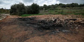 Το σημείο στα Σπάτα όπου εντοπίστηκαν δύο καμμένα αυτοκίνητα, τα οποία ερευνώνται από τις Αρχές για το αν σχετίζονται με την υπόθεση της εξαφάνισης του επιχειρηματία, Τετάρτη 29 Δεκεμβρίου 2021.
(φωτ.: EUROKINISSI / Μιχάλης Καραγιάννης)