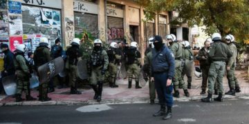 Στιγμιότυπο από τα Εξάρχεια και την περσινή επιχείρηση των ΜΑΤ ανήμερα της επετείου (φωτ.: EUROKINISSI / Μιχάλης Καραγιάννης)