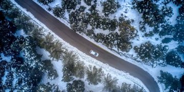 Η χιονισμένη Πάρνηθα από ψηλά (φωτ.: EUROKINISSI / Αντώνης Νικολόπουλος)