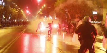 Φωτιές άναψαν οι συνηθισμένοι γνωστοί-άγνωστοι στη Θεσσαλονίκη, κατά την πορεία μνήμης για τα 13 χρόνια από τη δολοφονία του Αλέξη Γρηγορόπουλου (φωτ.: MOTION TEAM)