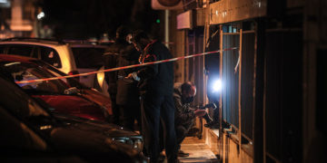 Αστυνομικοί έξω από τη σχολή πυγμαχίας στο Γαλάτσι όπου δολοφονήθηκε ο Χάρης Κοντογιώργης (φωτ.: EUROKINISSI / Βασίλης Ρεμπάπης)