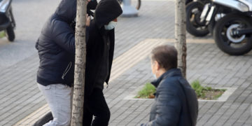 Αστυνομικοί οδηγούν τον 57χρονο συζυγοκτόνο στον εισαγγελέα Θεσσαλονίκης (φωτ.: MOTIONTEAM / Γιώργος Κωνσταντινίδης)