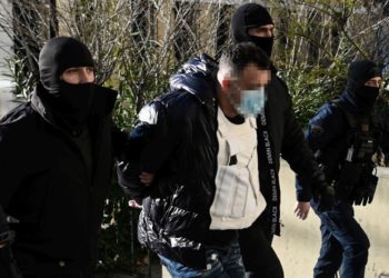 Ο 40χρονος Ιρακινός ενώ προσέρχεται για να απολογηθεί στον εισαγγελέα
(φωτ.: EUROKINISSI/Μιχάλης Καραγιάννης)
