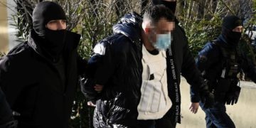 Ο 40χρονος Ιρακινός ενώ προσέρχεται για να απολογηθεί στον εισαγγελέα
(φωτ.: EUROKINISSI/Μιχάλης Καραγιάννης)