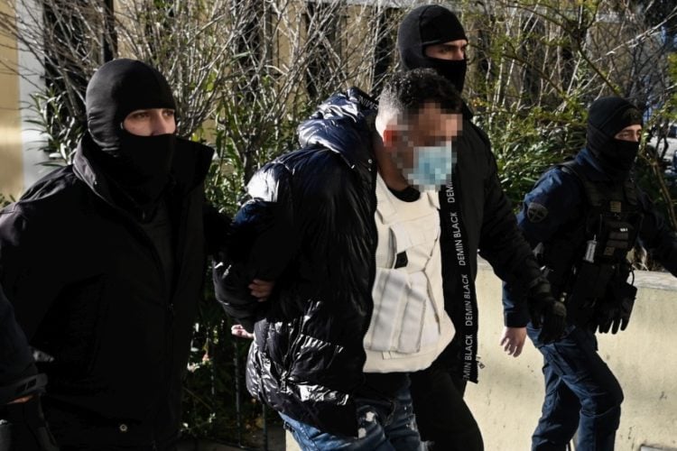 Ο 40χρονος Ιρακινός ενώ προσέρχεται για να απολογηθεί στον εισαγγελέα
(φωτ.: EUROKINISSI/Μιχάλης Καραγιάννης)