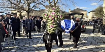 Κάτοικοι υποδέχονται τη σορό του πρώην Προέδρου της Δημοκρατίας  (φωτ.: ΑΠΕ-ΜΠΕ/ STR)