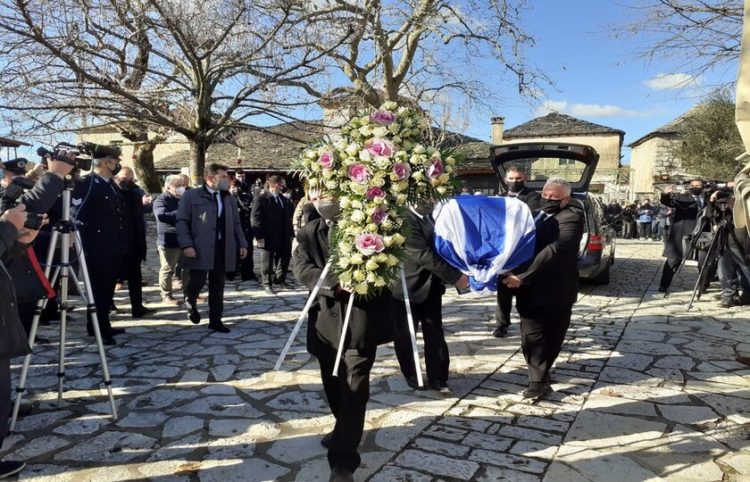 Κάτοικοι υποδέχονται τη σορό του πρώην Προέδρου της Δημοκρατίας  (φωτ.: ΑΠΕ-ΜΠΕ/ STR)