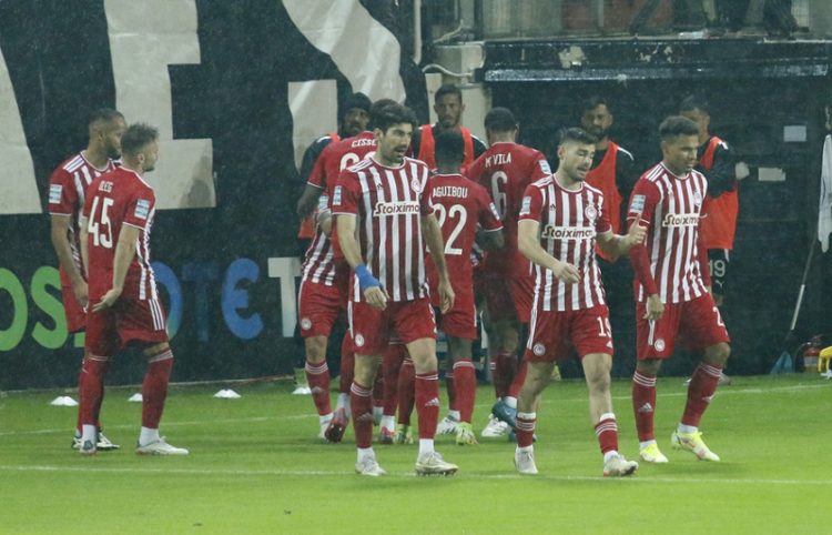 Η ομάδα του Ολυμπιακού κατά τη διάρκεια αγώνα ποδοσφαίρου (φωτ. αρχείου: ΑΠΕ-ΜΠΕ / Νίκος Χαλκιαδάκης)