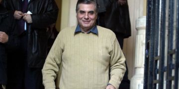 Ο Γιώργος Τράγκας φεύγοντας από τα κεντρικά γραφεία της Νέας Δημοκρατίας στη Ρηγίλλης, το 2003 (φωτ.: αρχείο ΑΠΕ-ΜΠΕ)