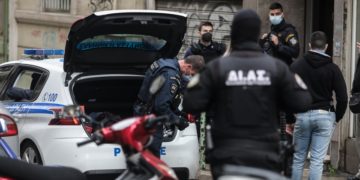 Εικόνα από  πολυκατοικία στην οδό Εφέσου στην Κυψέλη, όπου έπεσαν πυροβολισμοί (φωτ.: EUROKINISSI/Γιάννης Παναγόπουλος)