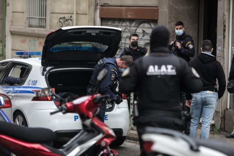Εικόνα από  πολυκατοικία στην οδό Εφέσου στην Κυψέλη, όπου έπεσαν πυροβολισμοί (φωτ.: EUROKINISSI/Γιάννης Παναγόπουλος)