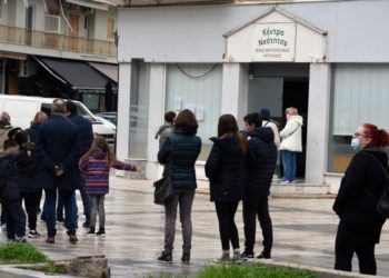 Πολίτες περιμένουν τη σειρά τους για να κάνουν rapid test στην ΚΟΜΥ Αργολίδας (φωτ.: EUROKINISSI-Βασίλης Παπαδόπουλος)