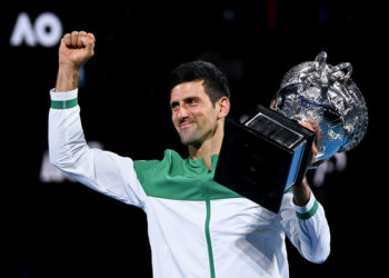 Ο Νόβακ Τζόκοβιτς μετά τη νίκη του στο Australian Open τον Φεβρουάριο του 2021 (φωτ.: EPA / Dave Hunt)