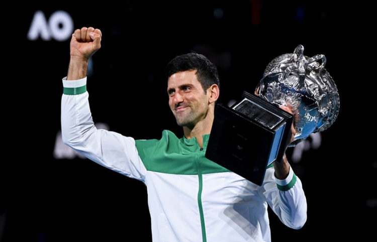Ο Νόβακ Τζόκοβιτς μετά τη νίκη του στο Australian Open τον Φεβρουάριο του 2021 (φωτ.: EPA / Dave Hunt)