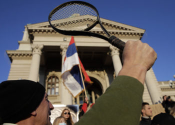 Υποστηρικτές του Νόβακ Τζόκοβιτς διαδηλώνουν στο Βελιγράδι (φωτ.: EPA / Andrej Cukic)