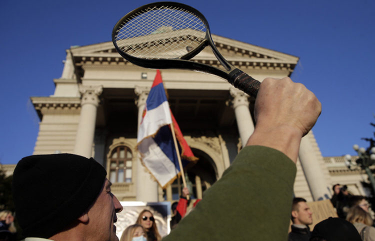 Υποστηρικτές του Νόβακ Τζόκοβιτς διαδηλώνουν στο Βελιγράδι (φωτ.: EPA / Andrej Cukic)