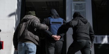 Ο 46χρονος oδηγείται από αστυνομικούς στον ανακριτή  
(EUROKINISSI/Βασίλης Ρεμπάπης)