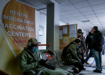 Στιγμιότυπα από το Κέντρο Υγείας στην Λ.Αλεξάνδρας (φωτ.: EUROKINISSI/Τατιάνα Μπόλαρη)