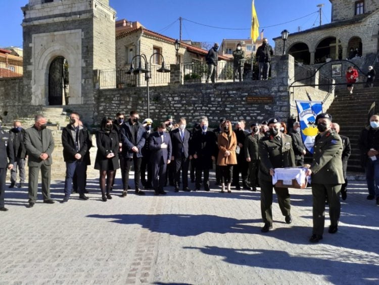 Τυλιγμένα στη γαλανόλευκη, τα οστά του ήρωα Συνταγματάρχη των Κωνσταντίνου Κόκκα, έφτασαν στις 11:00 το πρωί, στον Άγιο Γεώργιο του Πέτα (φωτ.: ΑΠΕ-ΜΠΕ/Μαίρη Τζώρα)