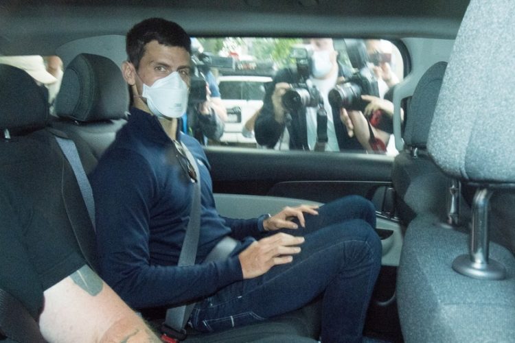 Ο Σέρβος τενίστας Νόβακ Τζόκοβιτς αποχωρεί από το ξενοδοχείο όπου κρατούνταν μέχρι να τελεσιδικήσει η  υπόθεσή του στην Αυστραλία (φωτ.: 
EPA/JAMES ROSS AUSTRALIA AND NEW ZEALAND OUT)