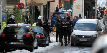 Αστυνομικοί έχουν αποκλείσει την περιοχή που εντοπίστηκε η διαρροή (φωτ.: ΑΠΕ-ΜΠΕ/ Αλέξανδρος Βλάχος)