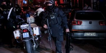 Άνδρας κρατάει όμηρο την πρώην σύντροφό του και απειλεί να ανατινάξει πολυκατοικία (φωτ.: ΓΙΑΝΝΗΣ ΠΑΝΑΓΟΠΟΥΛΟΣ / EUROKINISSI)