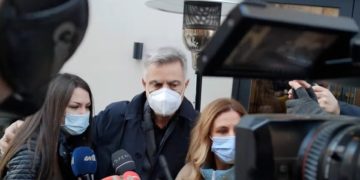 Κατά την προσέλευση της 24χρονης στο Τμήμα Λευκού Πύργου (φωτ.: YouTube/ Voria.gr)