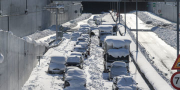 Εγκλωβισμένα αυτοκίνητα στην Αττική Οδό, στην έξοδο για τη Δουκίσσης Πλακεντίας (φωτ.: EUROKINISSI/ Σωτήρης Δημητρόπουλος)