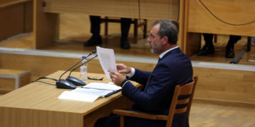 Ο πρώην βουλευτής της Χρυσής Αυγής Νίκος Μίχος απολογείται, στη δίκη της Χρυσής Αυγής την Παρασκευή 18 Οκτωβρίου 2019 (φωτ. αρχείου: ΑΠΕ-ΜΠΕ/ Αλέξανδρος Μπελτές)