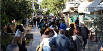 Δεκάδες άνθρωοποι περιμένουν στην ουρά για να κάνουν τεστ, τα οποία  διενεργεί κλιμάκιο του ΕΟΔΥ, στην πλατεία της Νέας Σμύρνης, Κυριακή 2 Ιανουαρίου 2021 (φωτ.: ΑΠΕ-ΜΠΕ/ Αλέξανδρος Μπελτές)