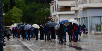 Πολίτες περιμένουν στην σειρά για να κάνουν rapid test στην πόλη του Ναυπλίου, Πέμπτη 30 Δεκεμβρίου 2021. (Φωτ.: ΑΠΕ-ΜΠΕ/ Ευάγγελος Μπουγιώτης)
