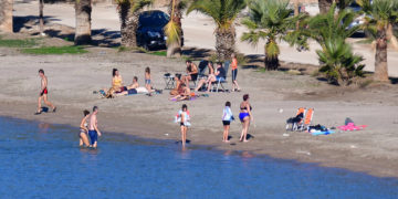 Λουόμενοι απολαμβάνουν τη θάλασσα στην παραλία Καραθώνα, λίγα χιλιόμετρα από το Ναύπλιο, Δευτέρα 3 Ιανουαρίου 2022 (φωτ.: ΑΠΕ-ΜΠΕ/ Ευάγγελος Μπουγιώτης)