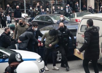 Εικόνα από την προσαγωγή των συλληφθέντων για τη δολοφονία του 19χρονου Άλκη Καμπανού στον εισαγγελέα (φωτ.: ΜΟΤΙΟΝΤΕΑΜ/Βασίλης Βερβερίδης)