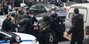 Εικόνα από την προσαγωγή των συλληφθέντων για τη δολοφονία του 19χρονου Άλκη Καμπανού στον εισαγγελέα (φωτ.: ΜΟΤΙΟΝΤΕΑΜ/Βασίλης Βερβερίδης)