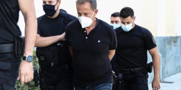 Ο Δημήτρης Λιγνάδης την ημέρα που οδηγήθηκε στον ανακριτή για συμπληρωματική απολογία, τον Ιούνιο του 2021.
(φωτ.: EUROKINISSI/Βασίλης Ρεμπάπης)