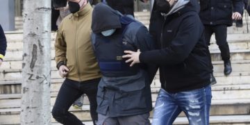 Ο 23χρονος Αλβανός που συνελήφθη για τη δολοφονία του 19χρονου Άλκη Καμπανού, στην περιοχή Χαριλάου της Θεσσαλονίκης, την ημέρα που μεταφέρθηκε στον εισαγγελέα (φωτ.: MΟΤΙΟΝΤΕΑΜ)