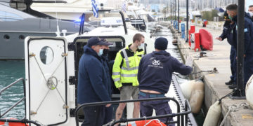 Ο 21χρονος Λευκορώσος αποβιβάζεται στο λιμάνι της Κέρκυρας (φωτ.: ΑΠΕ-ΜΠΕ/ Σταμάτης Καταπόδης)