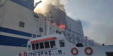 Φωτογραφία από την προσπάθεια κατάσβεσης της πυρκαγιάς στο πλοίο «Euroferry Olympia», (φωτ.: Πυροσβεστική Υπηρεσία/EUROKINISSI)