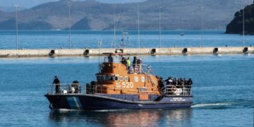 Στιγμιότυπο από τη μεταφορά επιβατών του Euroferry Olympia, χθες, στο λιμάνι της Κέρκυρας (φωτ.: Σταμάτης Καταπόδης/ EUROKINISSI)