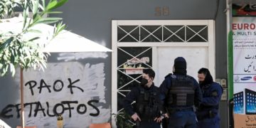 Στιγμιότυπο από τη σημερινή επιχείρηση της ΕΛΑΣ σε συνδέσμους φιλάθλων στην Αθήνα (φωτ.: EUROKINISSI/Μιχάλης Καραγιάννης)