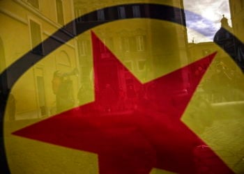 Η σημαία του PKK (φωτ. αρχείου: EPA/ Riccardo Antimiani)