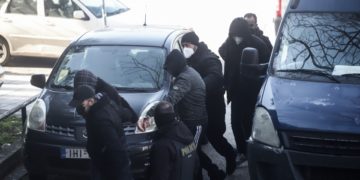 Οι τέσσερις συλληφθέντες για τη δολοφονία του 19χρονου φοιτητή την ώρα που οδηγούνται στην ανακρίτρια
(φωτ.: ΜΟΤΙΟN ΤΕΑΜ)