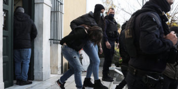 Απολογία στον ανακριτή του ζευγαριού (φωτ.: EUROKINISSI / Σωτήρης Δημητρόπουλος)