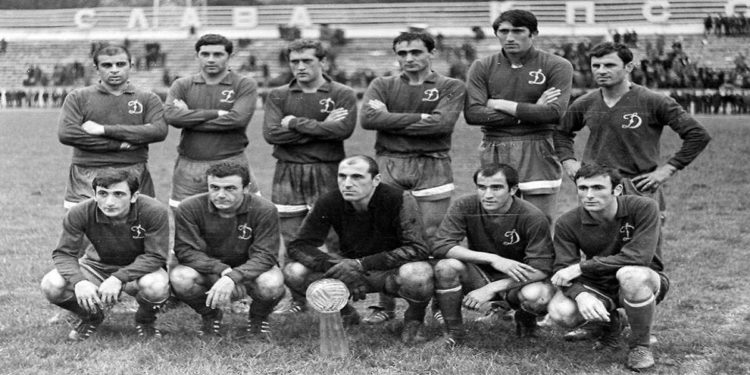 Ο Αλέξιος Ηλιάδης (κάτω δεξιά) στην ομάδα «Ντιναμό Τιφλίδας», το 1969  (φωτ.: Αρχείο Αλέξιου Ηλιάδη)