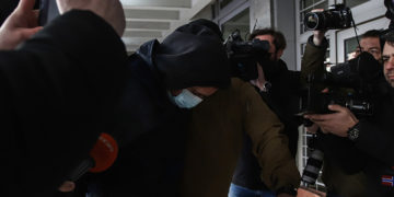 Στιγμιότυπο από τη μεταφορά στο ανακριτικό γραφείο του πρώτου συλληφθέντα για τη δολοφονία του Άλκη Καμπανού (φωτ.: ΜΟΤΙΟΝΤΕΑΜ)