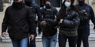 Η μητέρα του 7χρονου Ανδρέα κατά την έξοδό της από το εισαγγελικό γραφείο 
(φωτ.: EUROKINISSI / Βασίλης Ρεμπάπης)