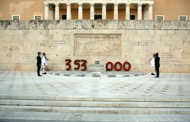 Εικόνα από τη Βουλή των Ελλήνων. Τα στεφάνια σχηματίζουν τον αριθμό 353.000 στη μνήμη των Ελλήνων του Πόντου, που έπεσαν θύματα της γενοκτονικής μανίας των Οθωμανών Τούρκων, στις αρχές του 20ού αιώνα (φωτ. αρχείου: ΑΠΕ-ΜΠΕ /Αλέξανδρος Μπελτές)