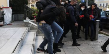 Στιγμιότυπο από τη μεταφορά της μητέρας στον ανακριτή, τον περασμένο Φεβρουάριο (φωτ.: EUROKINISSI / Σωτήρης Δημητρόπουλος)